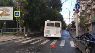 В центре Саратова женщина попала под колеса автобуса