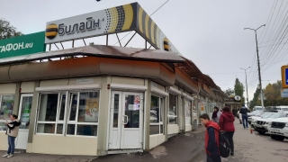 В Саратове тушили пожар в салоне связи