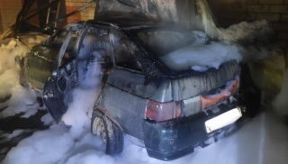 В Пугачеве авто протаранило остановку и запылало. Три человека сгорели заживо