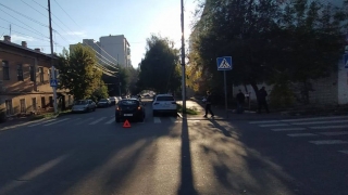 В центре Саратова "Опель" сбил женщину на пешеходном переходе