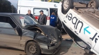 В ДТП с участием такси пострадали оба водителя
