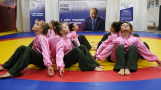 В Саратове прошла акция "Поздравим Президента России всей страной"