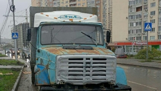 Водитель грузовика сбил молодого мужчину на Лунной