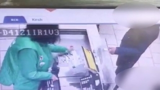 Житель Саратова три дня "отоваривался" с чужой карты. Видео