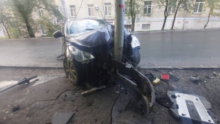 В Саратове водитель "Инфинити" влетел в столб и попал в больницу