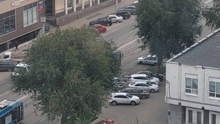 В ДТП на Чернышевского пострадали два человека, встали троллейбусы