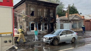 В центре Саратова горит двухэтажный дом