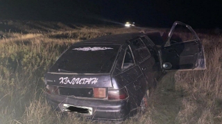 Пьяный водитель опрокинул "12-ю" и попал в больницу вместе с пассажиром