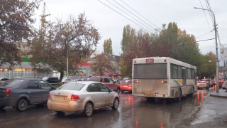Вечер пятницы. Улицы Саратова стоят в пробках