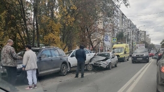 На Большой Горной "Нексия" протаранила три припаркованных авто