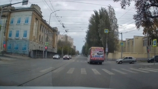Очевидец: в Саратове водитель маршрутки проехал перекресток на красный свет
