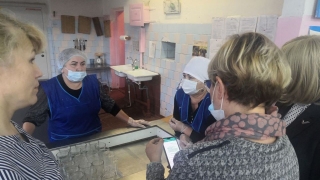 Капуста с плесенью. Татьяну Загороднюю не пустили проверить питание в энгельсской школе