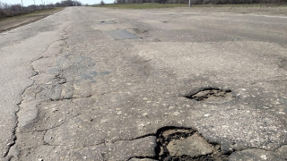 В Саратовской области срываются сроки ремонта сельских дорог
