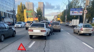 В тройном ДТП у "Кристалла" пострадала молодая пассажирка