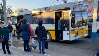 "Утром ждем по 30 минут". Пассажиры жалуются на давку в автобусах Энгельс-Саратов