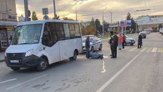 В центре Саратова маршрутка сбила женщину на пешеходном переходе