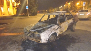 В центре Энгельса сгорела легковушка