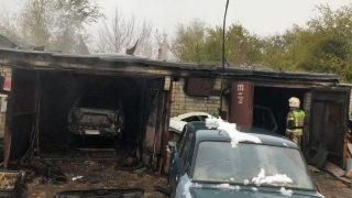 В Ленинском районе горели гаражи с машинами