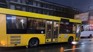 На проспекте Энтузиастов женщина попала под колеса автобуса