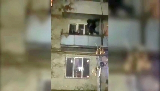В Саратове сотрудники ППС спасли пытавшуюся спрыгнуть с балкона женщину