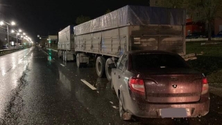 В Ленинском районе "Гранта" влетела в тягач. Водитель в больнице