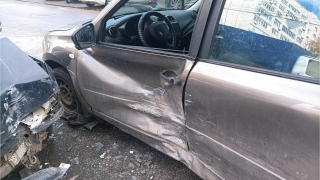 В центре Энгельса пострадала водитель "Гранты"