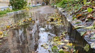 Жильцы дома на "Стрелке" третий день сидят без воды из-за потопа во дворе