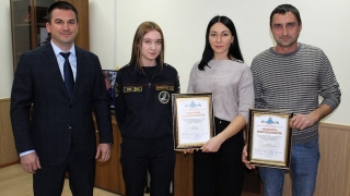 В Саратове мужа и жену наградили за помощь в задержании курьера мошенников