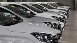 Продажи новых авто в России сократились на 56%