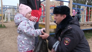 Инспектор ДПС помог довезти до больницы 3-летнюю девочку с раной лица