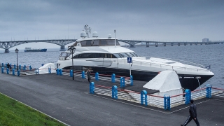 На набережной Саратова пришвартовалась 40-метровая яхта "Flying Fish"
