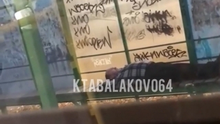 Водитель вышел из автобуса и устроил "лежачий протест" на остановке