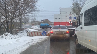 Жители Энгельса возмущены пробками из-за бездействия коммунальщиков