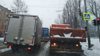 Снег в Саратове. Горожане встречают утро в девятибалльных пробках