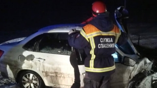 На окраине Саратова столкнулись "Гранта" и "Калина". Пострадали оба водителя