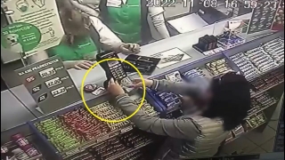 Жительница Энгельса вернула найденный кошелек на заправку. Но без денег