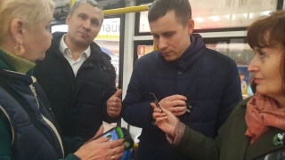 "Стоим по 10 минут": водители и кондукторы жалуются на задержки из-за транспортных карт