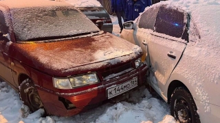 Водителю "десятки" стало плохо: он врезался в два автомобиля и умер за рулем