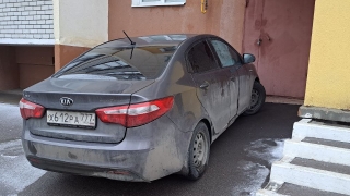 Очевидец: автохам с московскими номерами перегородил вход в подвал дома