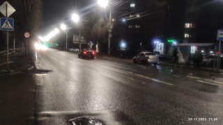 В Саратове рядом с ТЦ водитель "Рено" сбил подростка