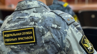 Не плативший алименты саратовец спрятался от приставов в диване