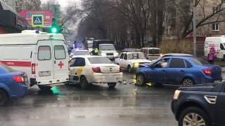 В Заводском районе не разъехались такси и "Гранта". Есть пострадавший
