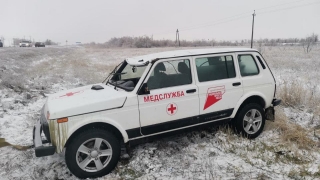 На скользкой саратовской трассе опрокинулась "Нива" скорой помощи
