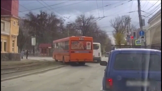 В Саратове водитель автобуса оштрафован на пять тысяч за проезд "на красный"