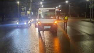В Саратове переходившая улицу девушка не дошла до дома. Ее сбила маршрутка