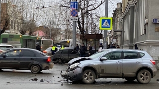 Около Главпочтамта "14-я" улетела на тротуар после столкновения с "Ниссаном"