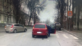 В Саратове две женщины попали под колеса машин