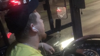 В Саратове водитель автобуса обматерил пассажиров из-за проблем с терминалом