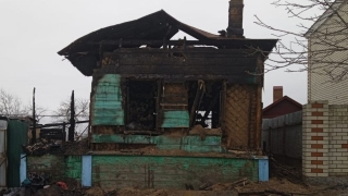 Ночью в Вольске сгорел деревянный дом