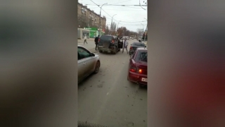 Водители двух иномарок подрались на дороге в центре Саратова. Видео